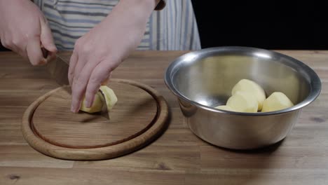 Der-Koch-Nimmt-Geschälte-Kartoffeln-Aus-Einer-Schüssel-Und-Schneidet-Sie-In-Streifen