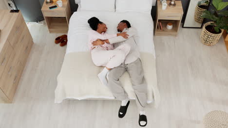 Glückliches-Afrikanisches-Paar,-Das-Aufgeregt-Ist,-Ins-Bett-Zu-Gehen