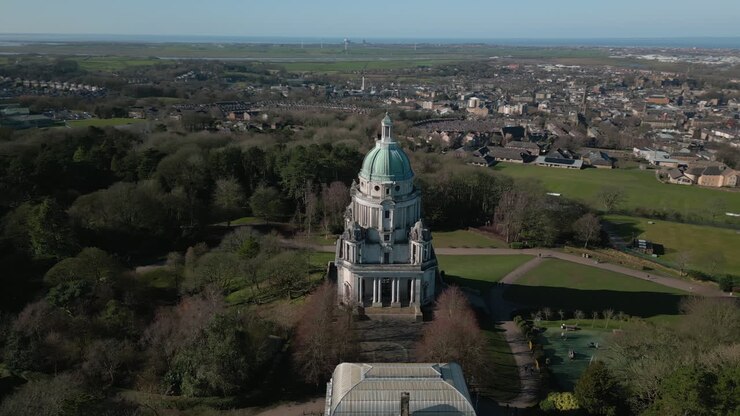 Monumento Ashton Memorial nel Williamson Park, ripresa aerea in senso orario da nord che rivela la città di Lancaster (Regno Unito).