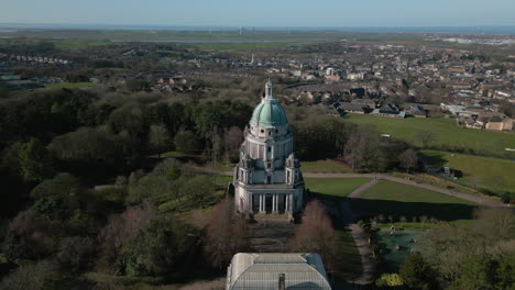 Ashton-Memorial-Monument-En-Williamson-Park-Alta-órbita-En-El-Sentido-De-Las-Agujas-Del-Reloj-Desde-El-Norte-Revelando-La-Ciudad-De-Lancaster,-Reino-Unido