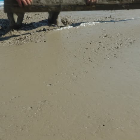 el constructor nivela el hormigón líquido 1