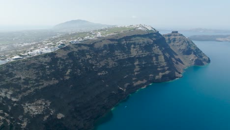 Drone-Aéreo-Caldera-Santorini,-Mar-Egeo