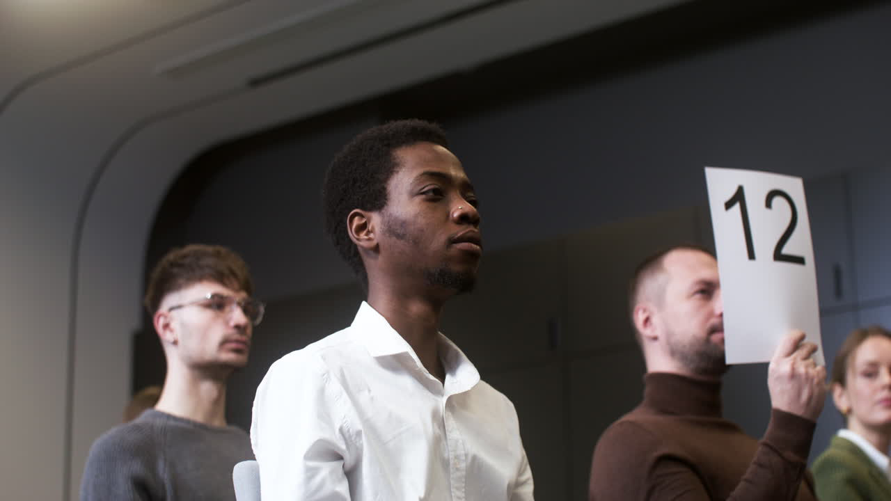 경매 세션에 있는 사람들