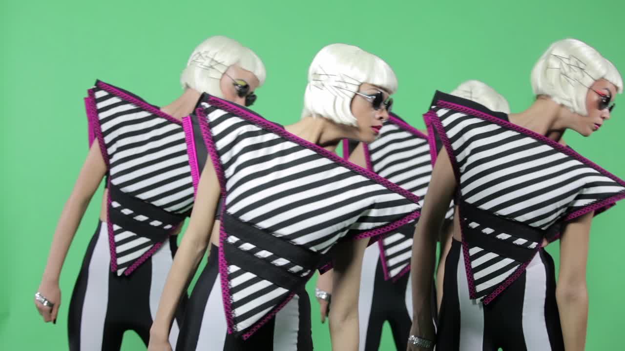 레트로 미래주의 의상을 입은 여성들