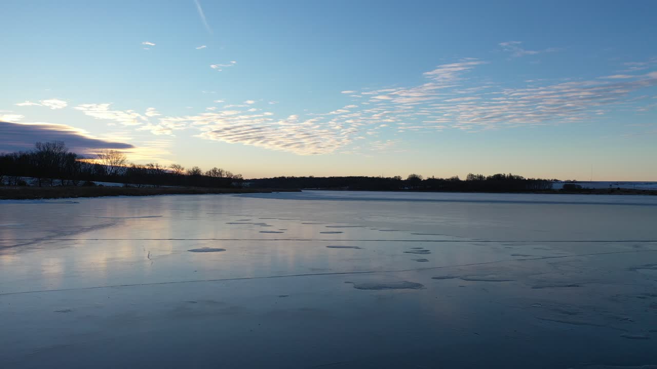해가 뜨고 해가 지면 얼어붙은 호수