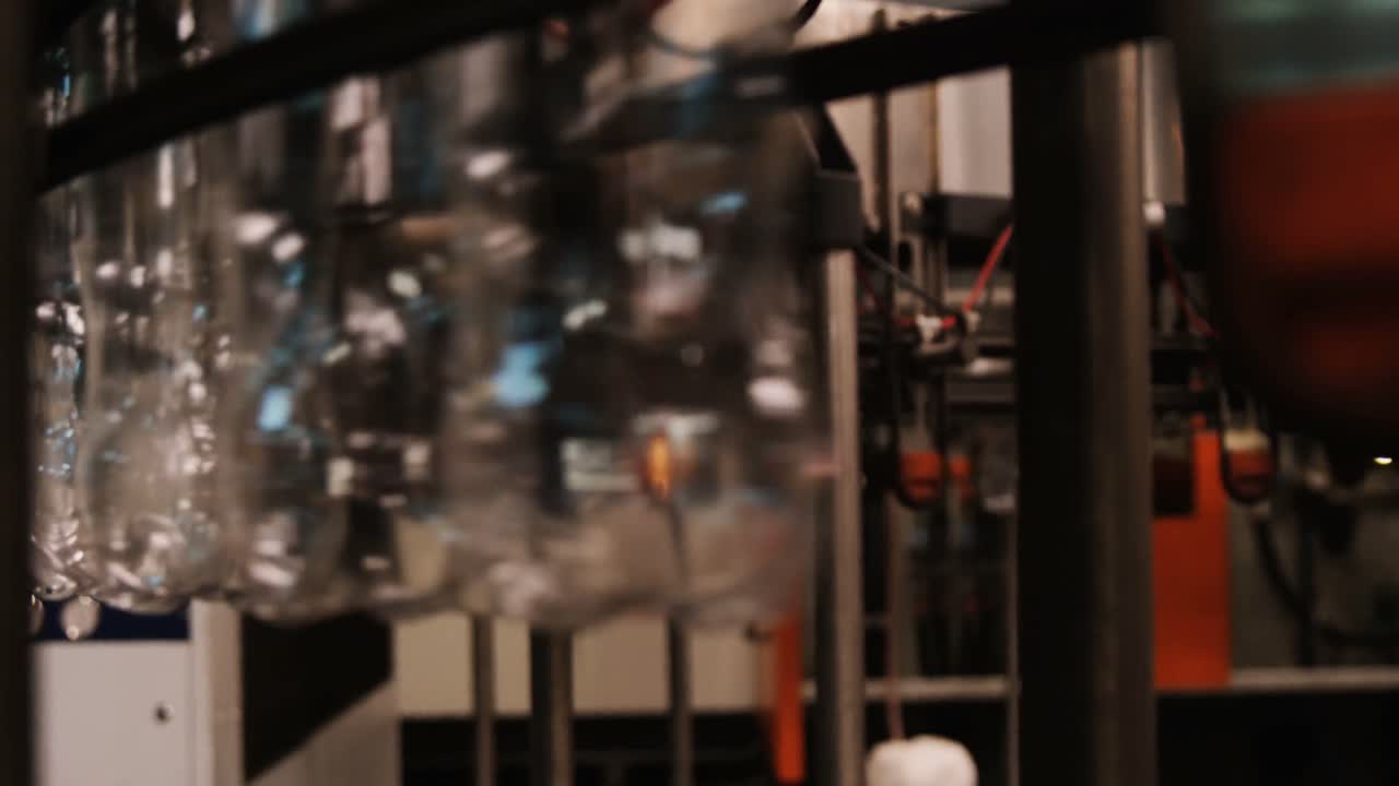 생산 라인에서 병이 움직이는 것