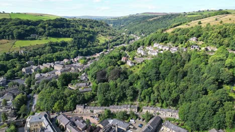 luftaufnahmen einer ruhigen stadt im norden englands namens hebden bridge, halifax, west yorkshire