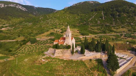 Castillo-Solitario-En-Las-Montañas