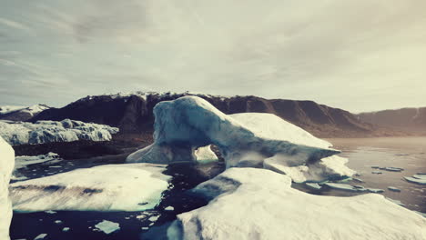 Lago-Con-Enormes-Trozos-De-Hielo-Derretido