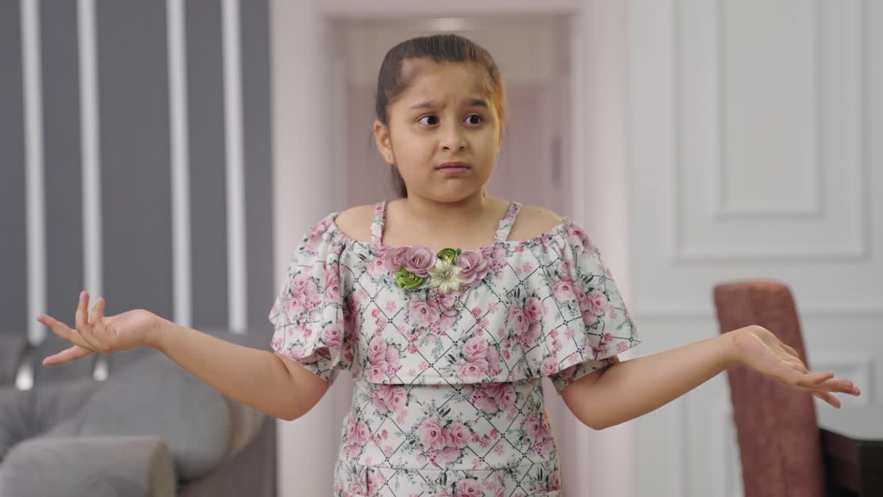 niño indio confiado preguntando qué a la cámara