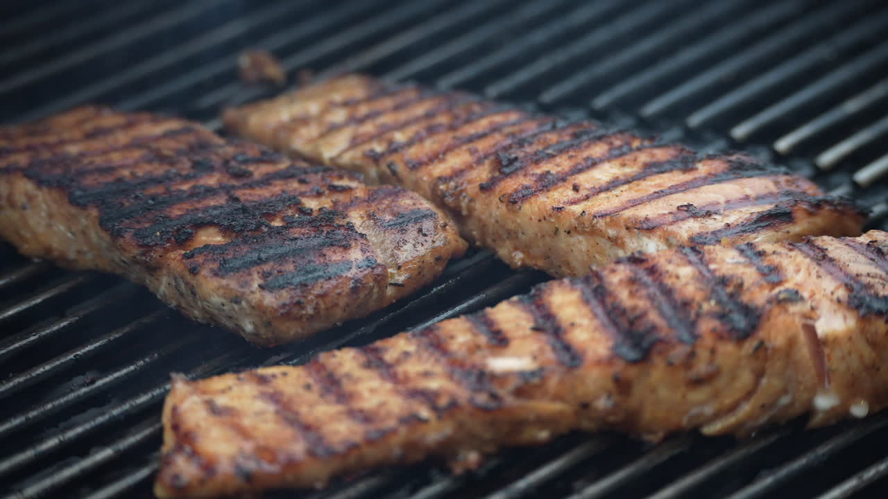 филе лосося на барбекю на древесном огне - замедленная съемка