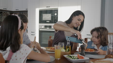cena familiar en la cocina