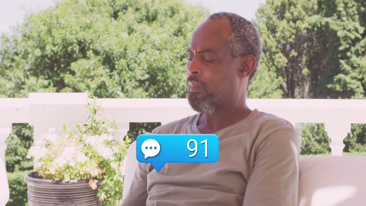 Uomo adulto seduto su una panchina del patio, che riceve bolle di chat in aumento e monitora il coinvolgimento sui social media.