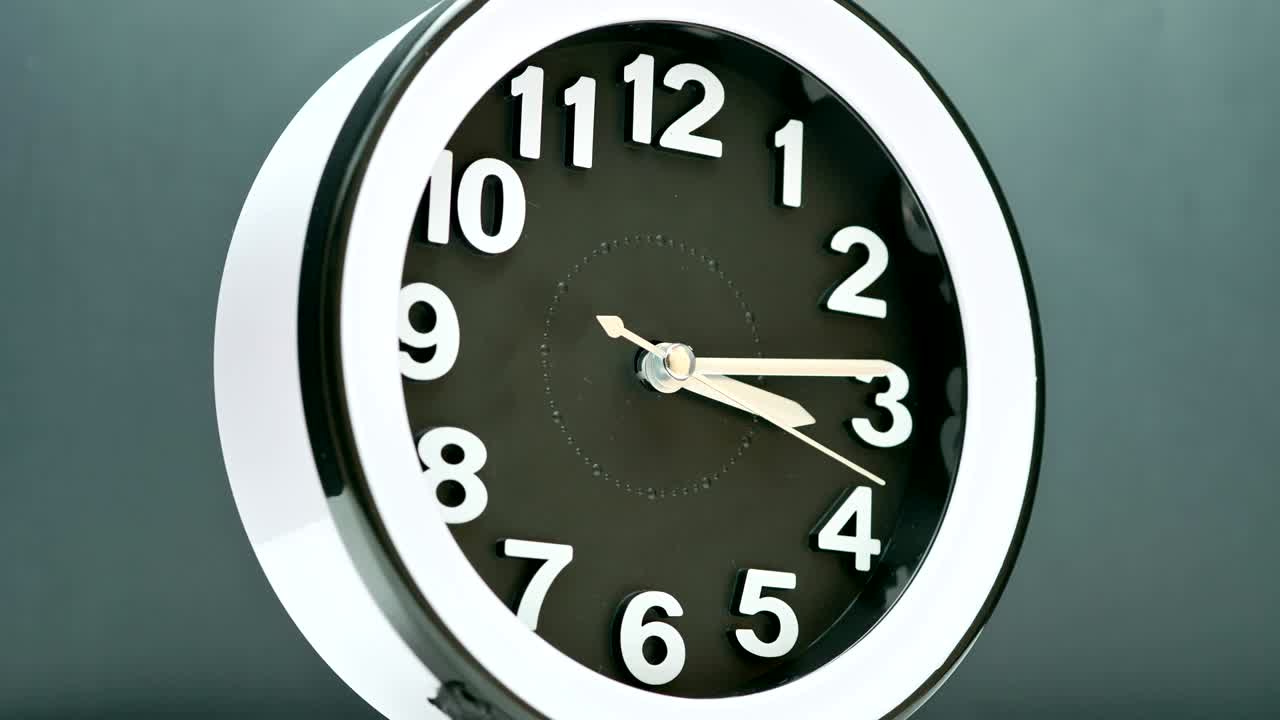 cara de reloj moderno movimiento rápido de lapso de tiempo. movimientos laterales rápidos y minutos acelerados flecha ticking lapso de tempo. el tiempo vuela en concepto de alta velocidad. macro extremo de primer plano. 4k.