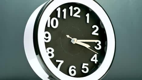 cara de reloj moderno movimiento rápido de lapso de tiempo. movimientos laterales rápidos y minutos acelerados flecha ticking lapso de tempo. el tiempo vuela en concepto de alta velocidad. macro extremo de primer plano. 4k.