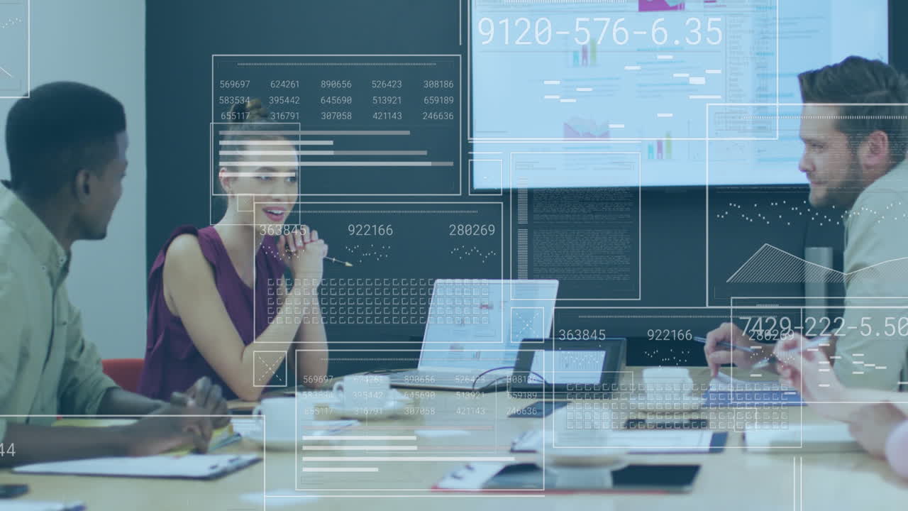 animación del procesamiento de datos financieros sobre diversas personas de negocios en la oficina