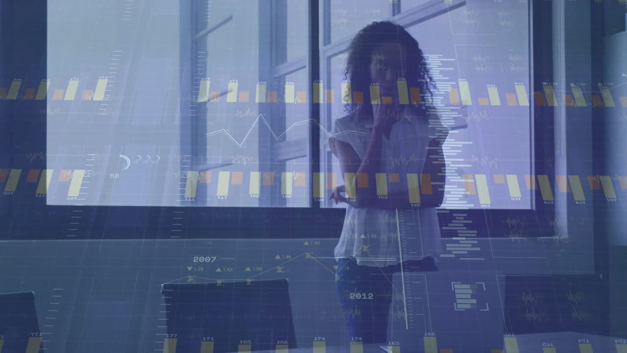 animación del procesamiento de datos financieros sobre una mujer de negocios biracial en la oficina