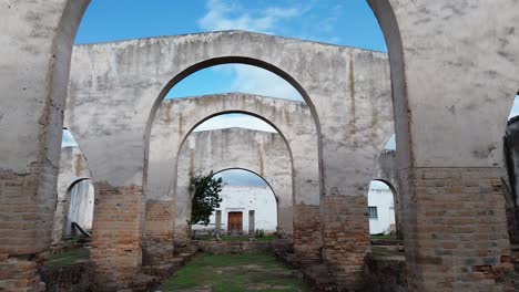 una antigua y perdida hacienda decorada por arcos y un cielo azul, son la magia de este lugar que hacía tequila y mezcal, guiado por bueyes y caballos