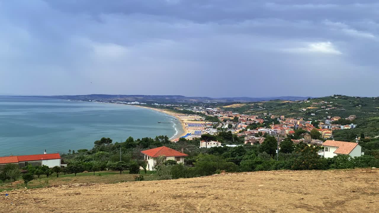 ampia vista panoramica del golfo di vasto in abruzzo, italia