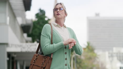 mujer comprobando el tiempo al aire libre