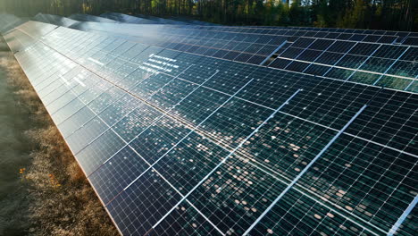 paneles solares que absorben la energía solar en un campo de energía de la luz solar - cgi render aéreo
