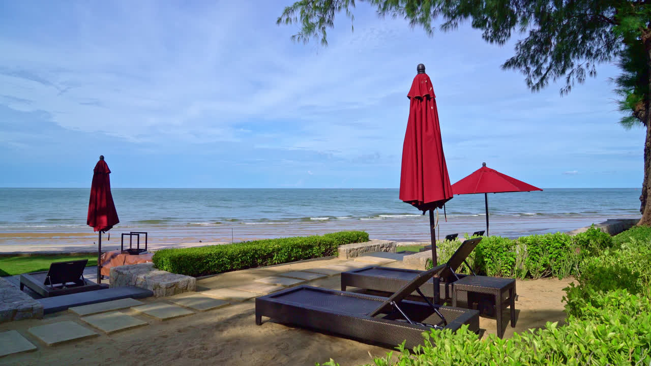 sombrilla roja y silla de playa con fondo de playa de mar y cielo azul y luz solar