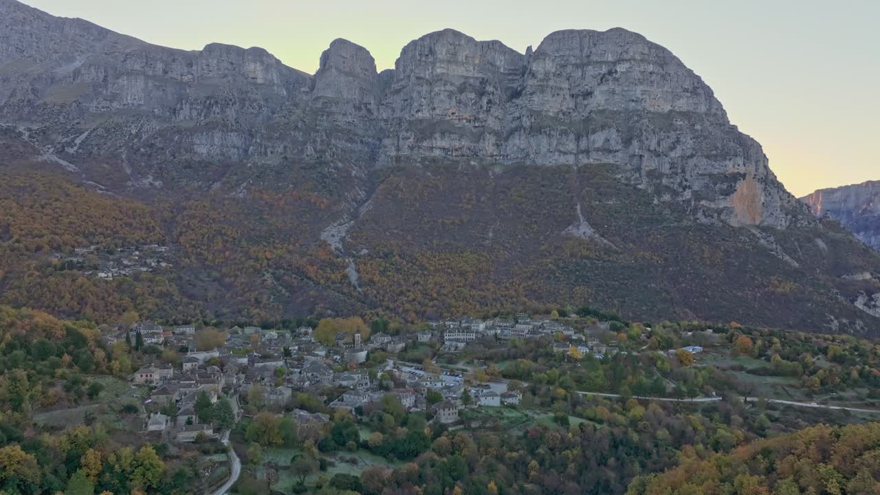 Scorcio aereo di un incantevole villaggio avvolto dagli alberi autunnali, Grecia