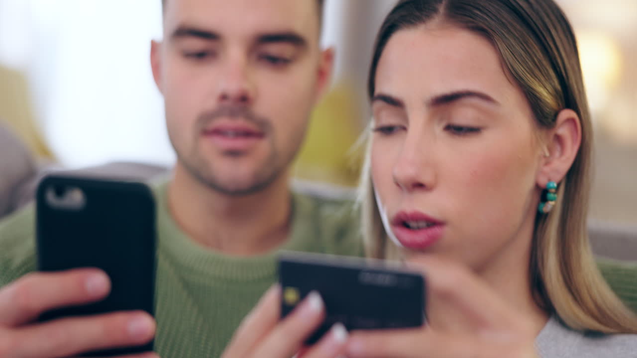 teléfono, tarjeta de crédito y una pareja de clientes en línea