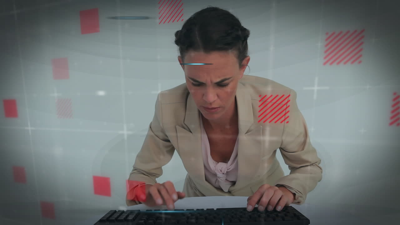 animación del procesamiento de datos sobre una mujer de negocios caucásica en el cargo