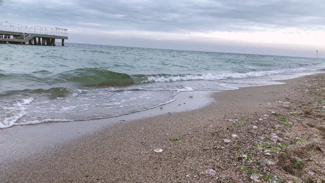 해안에 가까운 높은 파도, 가을 시즌의 바다 기후, 거친 물은 거대한 파도를 만듭니다