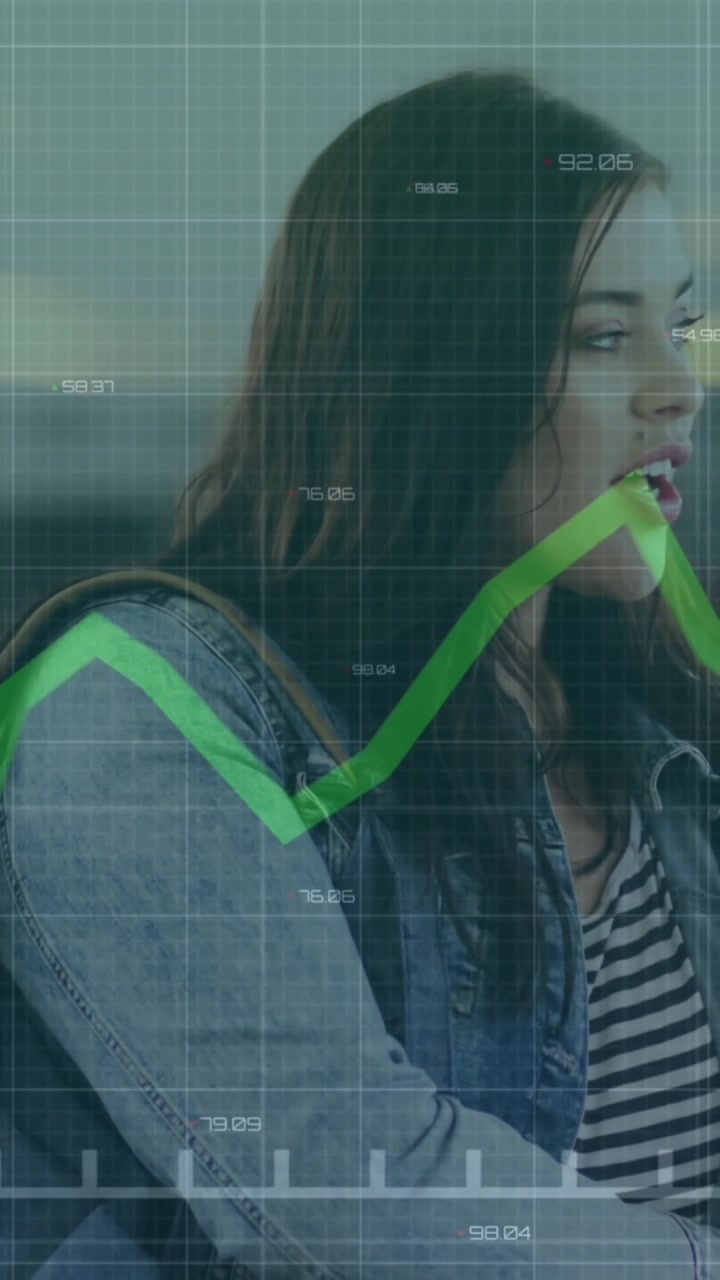 Animazione dell'elaborazione dati su una donna che usa lo smartphone