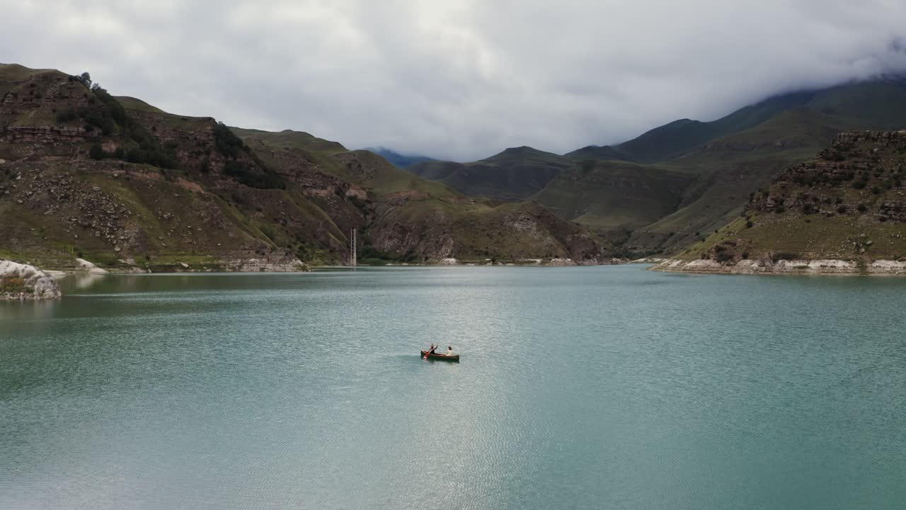 personas en canoa en un lago de montaña