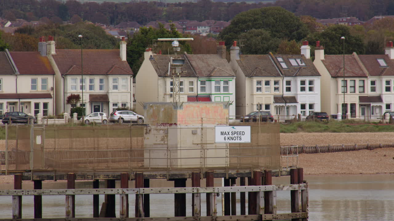 Plan large du radar en fonctionnement à l'entrée du port de Shoreham.