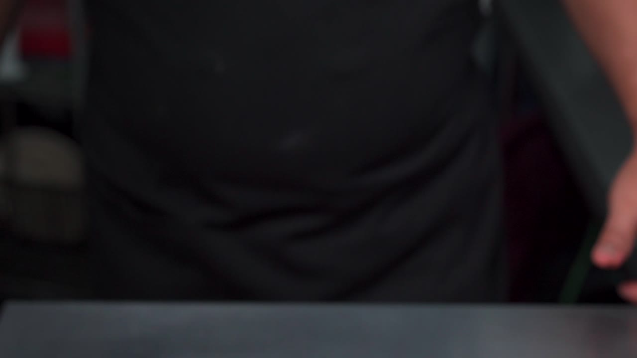 ペネ・カネロニ パスタ ゴルメ 料理 レストランの皿と装飾的な葉のグリル 上にエビ イタリアン ラルティン レシピ 背景のシェフ ぼんやり