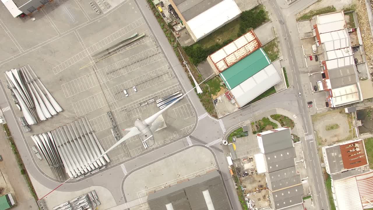 vista superior de la turbina eólica en el paisaje marino