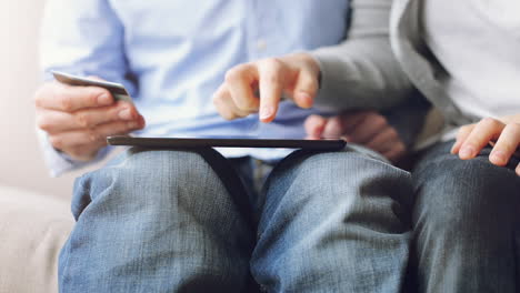 Glückliches-Paar,-Das-Online-Einen-Tablet-Computer-Mit-Touchscreen-Einkauft