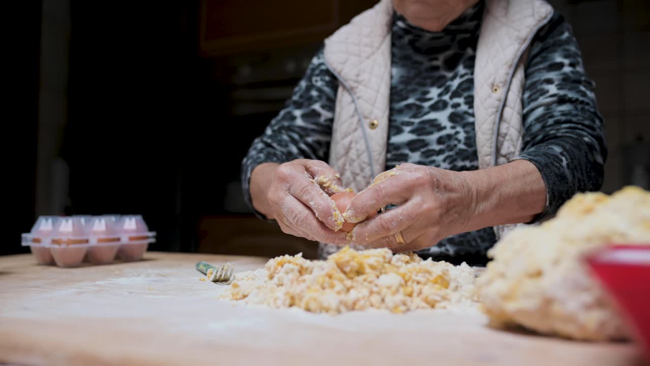 ingredientes para los tortellini en una mesa de madera
