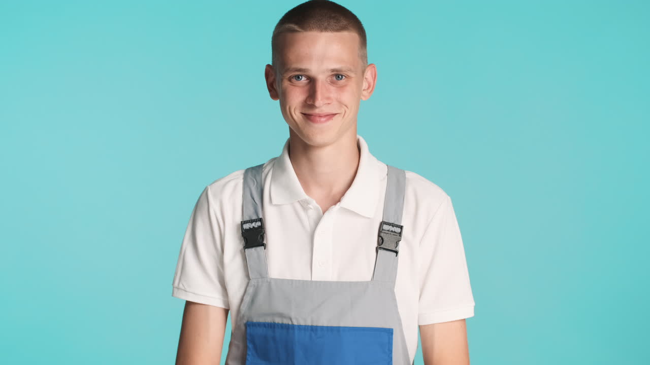 젊은 건축가가 포즈를 취하고 미소 짓고 있습니다.