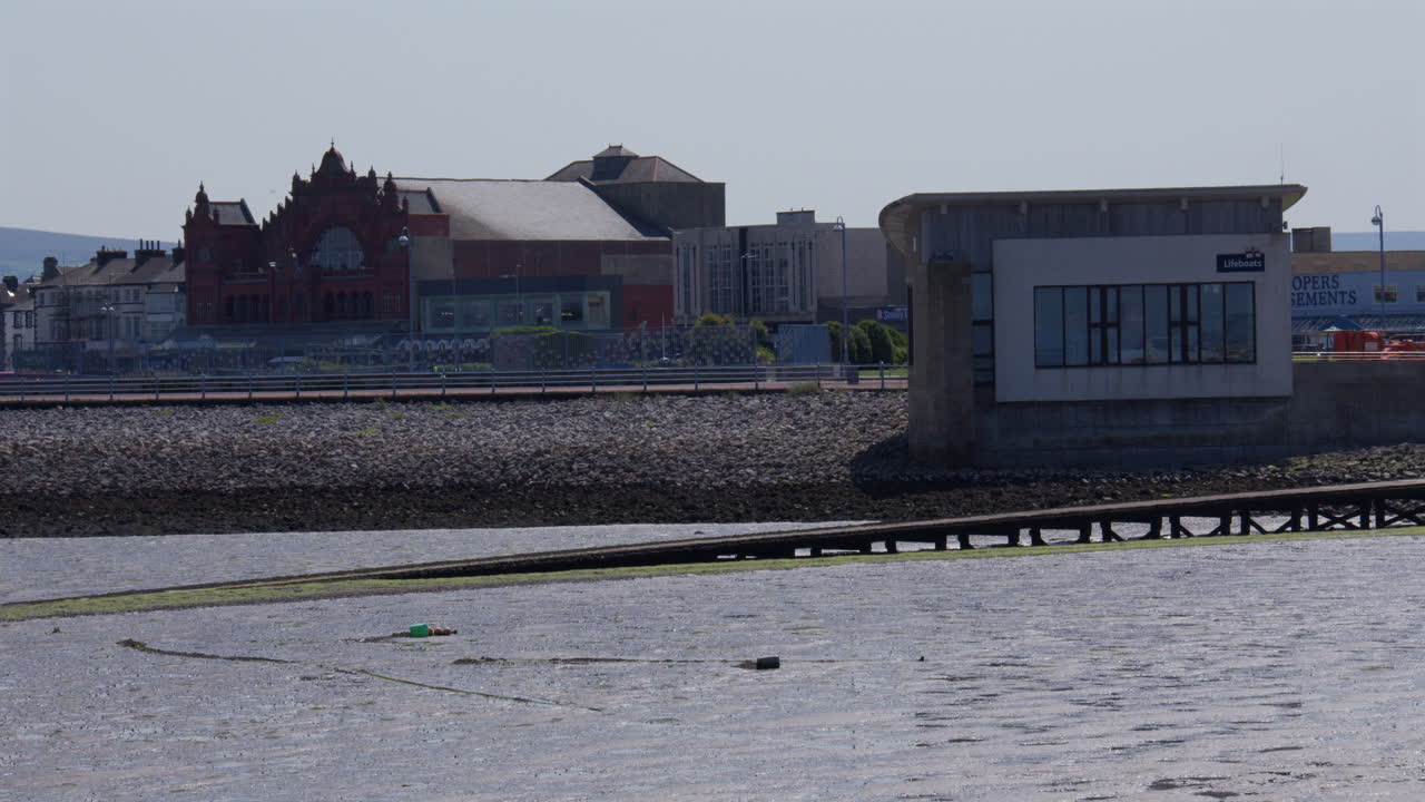 Vidvinkelbild av RNLI Morecambe-livräddningsstationen