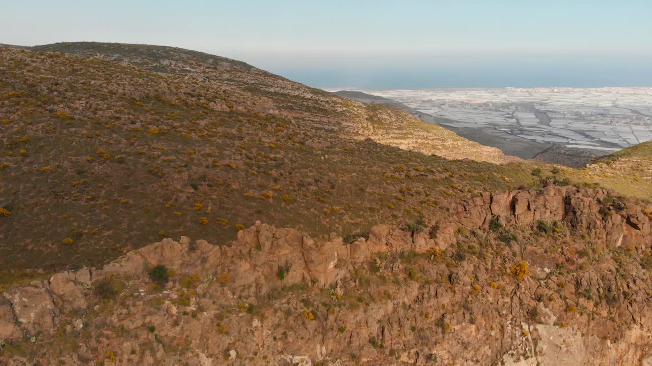 스페인 남부의 알메리아 인근 산과 온실을 배경으로 공중 촬영