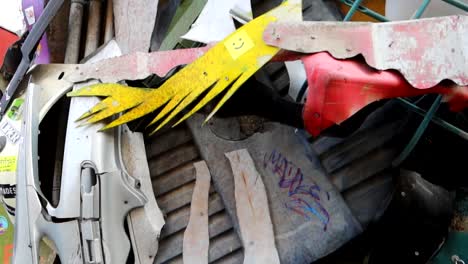 imagen de conejo creada de diferentes tipos de basura en la ciudad de oporto, de cerca