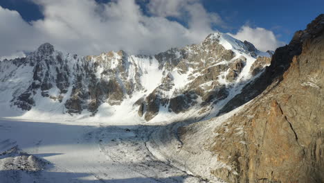 reveladora toma de drones del pasaje entre el interior del glaciar ak-sai en kirguistán
