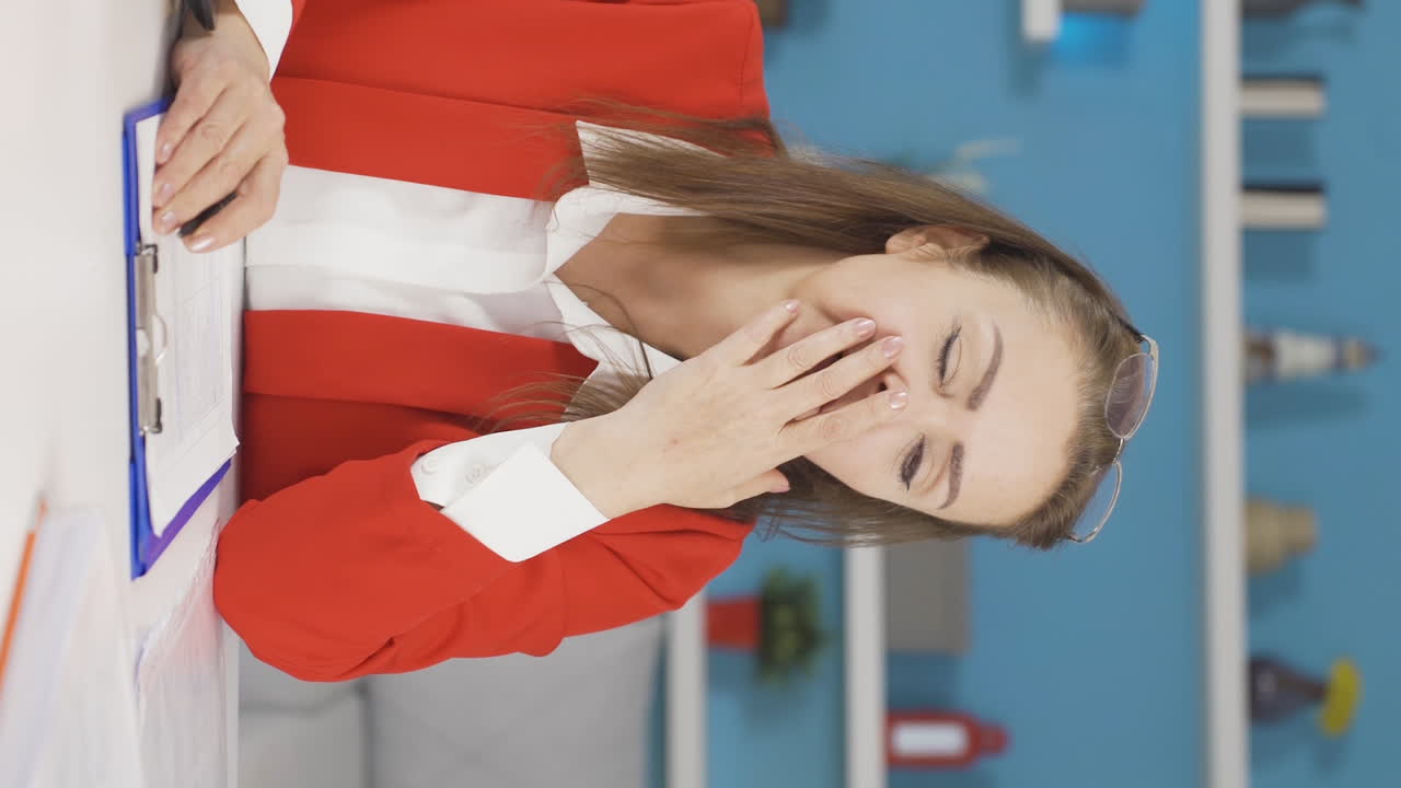 Ev ofisinde çalışan kadının uykuya daldığı dikey video