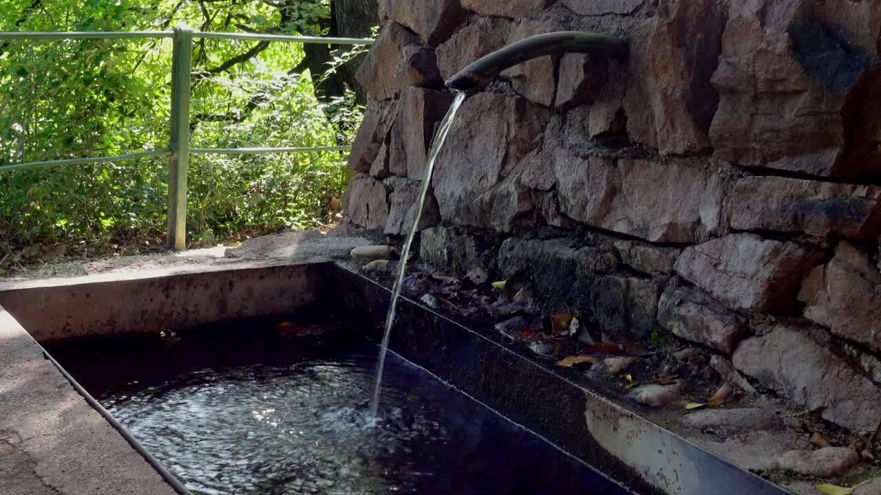 물이 분수 프에서 분수로 흐른다