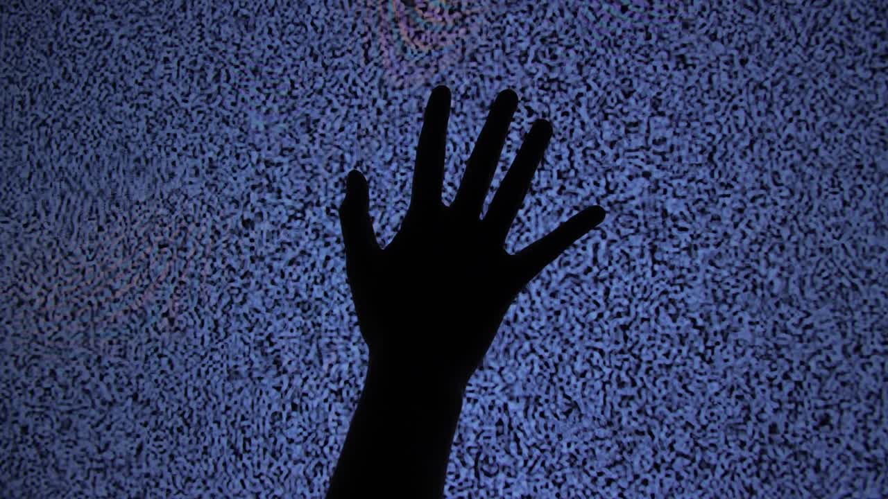 Silhouette di una mano che si protende verso l'alto contro la staticità televisiva