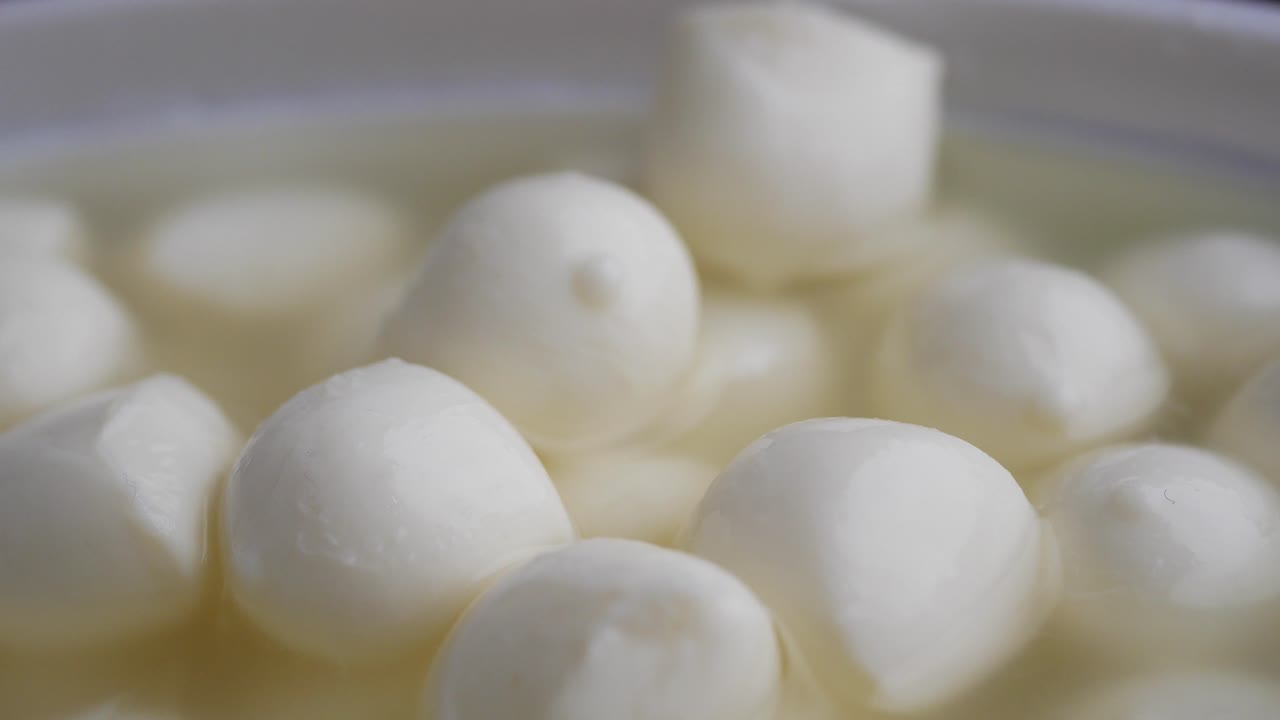 Primo piano di bocconcini di mozzarella fresca
