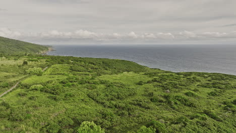 Maui-Hawaii-Aerial-V10-Drohnenüberflug-Kaupo-Entlang-Der-Küste-In-Richtung-Kepio-Point,-Aufnahme-Einer-Abgelegenen-Landschaft-Mit-Ausgedehnten-Weiden-Und-Blick-Auf-Den-Pazifischen-Ozean-–-Aufgenommen-Mit-Mavic-3-Cine-–-Dezember-2022