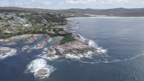 Faszinierende-Felsformationen-An-Der-Küste-Im-Skeleton-Bay-Reserve,-Binalong-Bay,-Tasmanien