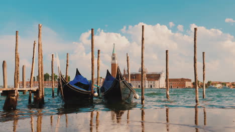 Waves-Breaking-by-Venetian-Gondola-Boats
