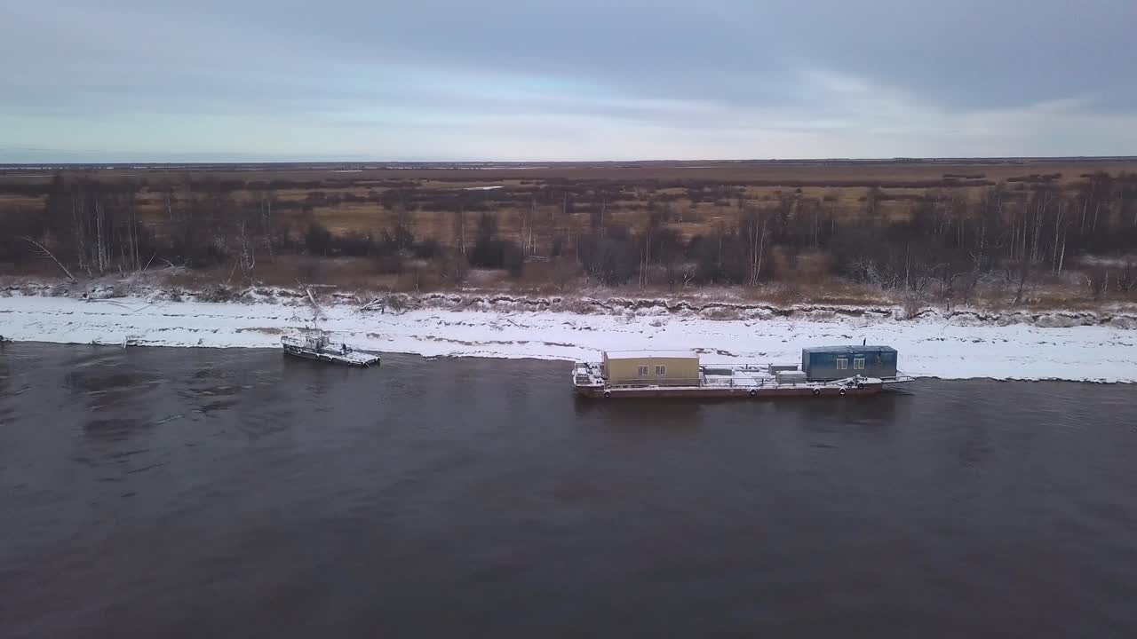 바지 들 이 있는 겨울 의 강 풍경